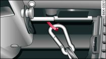 Dispositivo para remolque con seguro para el cable de retención (en el ejemplo: cable de retención enganchado)